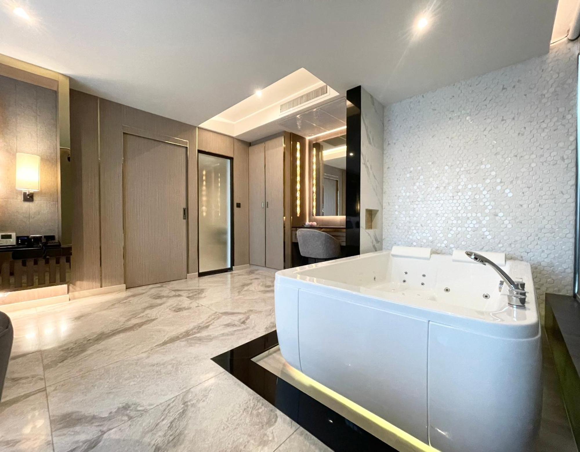 The TJ Hotel Jomtien Buitenkant foto