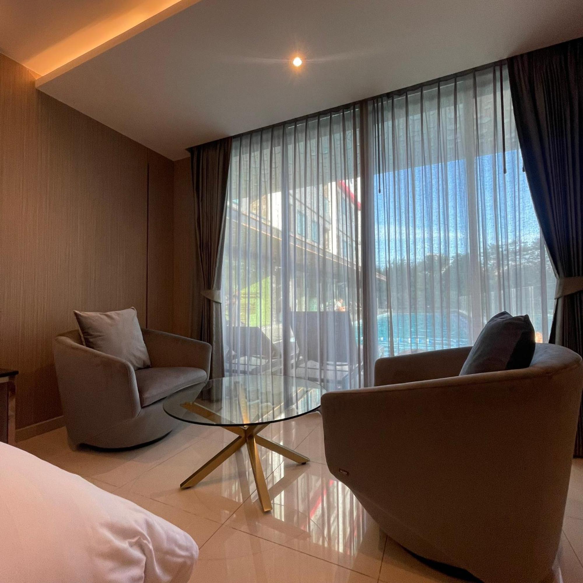 The TJ Hotel Jomtien Buitenkant foto