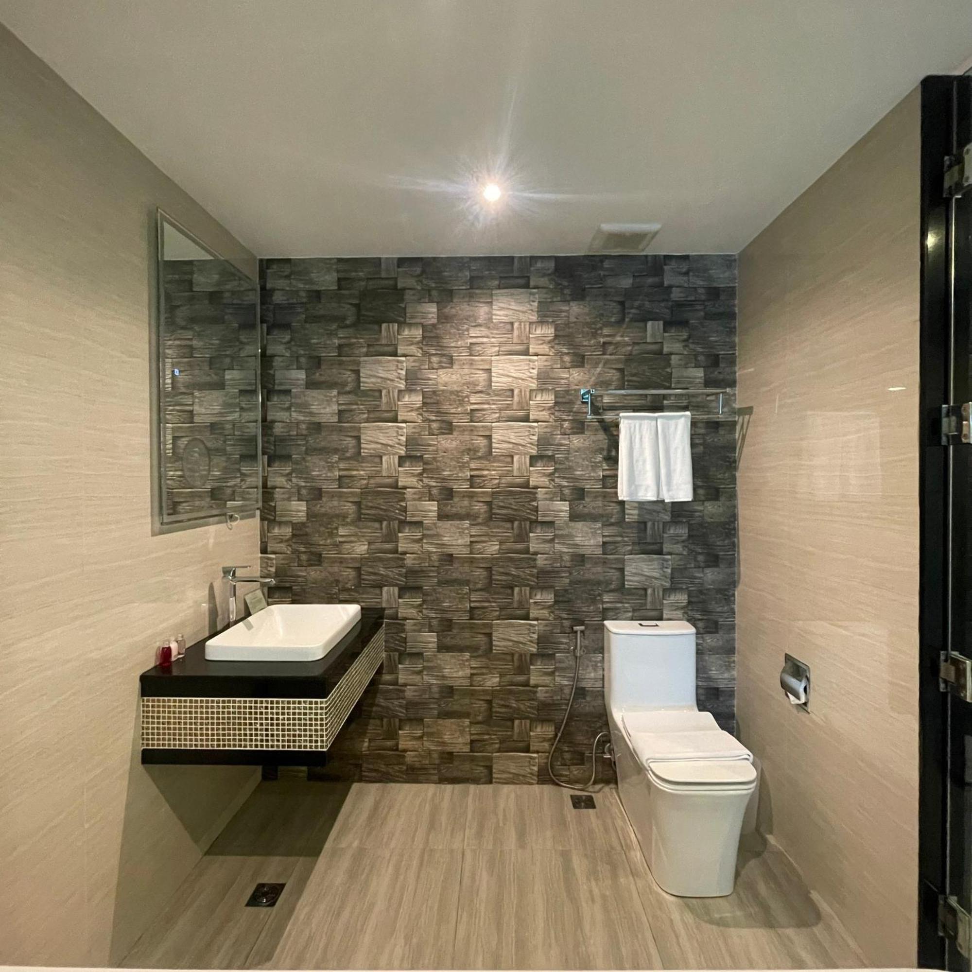 The TJ Hotel Jomtien Buitenkant foto