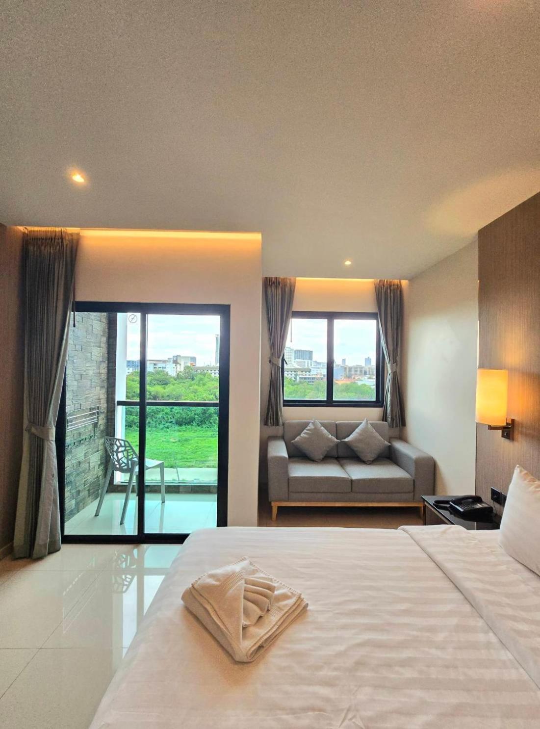 The TJ Hotel Jomtien Buitenkant foto