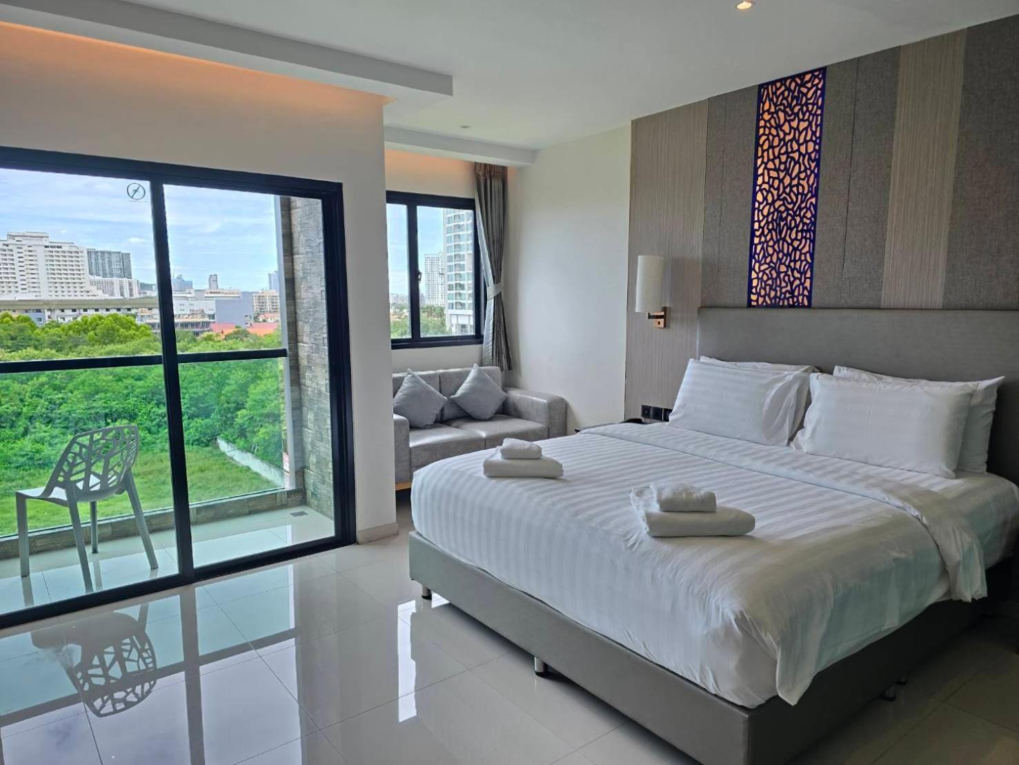 The TJ Hotel Jomtien Buitenkant foto