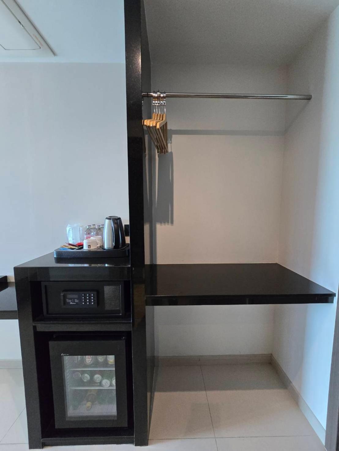 The TJ Hotel Jomtien Buitenkant foto